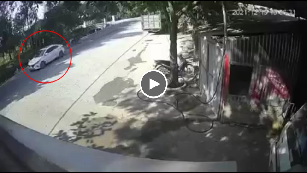 Ô tô chạy tốc độ cao đâm vào người đi xe máy rồi bỏ trốn Ô tô chạy tốc độ cao đâm vào người đi xe máy rồi bỏ trốn
