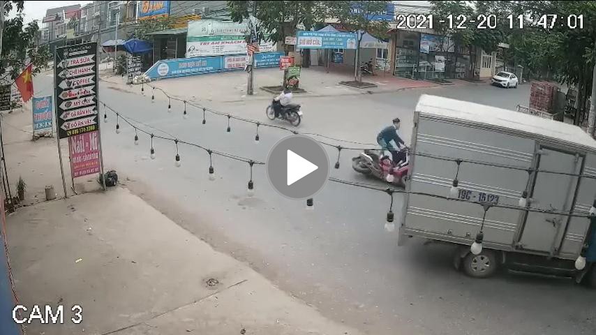 Hai thanh niên đi xe máy lao vào ô tô tải đang quay đầu Hai thanh niên đi xe máy lao vào ô tô tải đang quay đầu