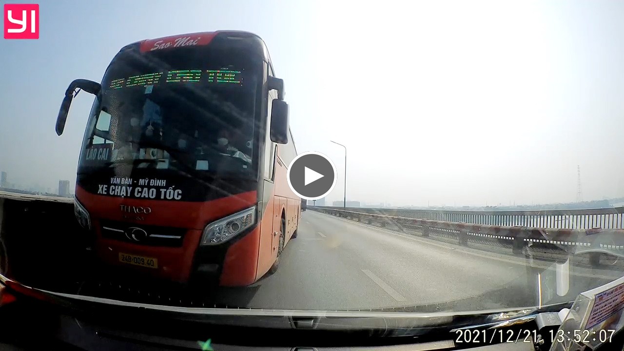 Xe khách lấn làn, tranh đường với cả ô tô đi chiều ngược lại trên cầu Thăng Long Xe khách lấn làn, tranh đường với cả ô tô đi chiều ngược lại trên cầu Thăng Long