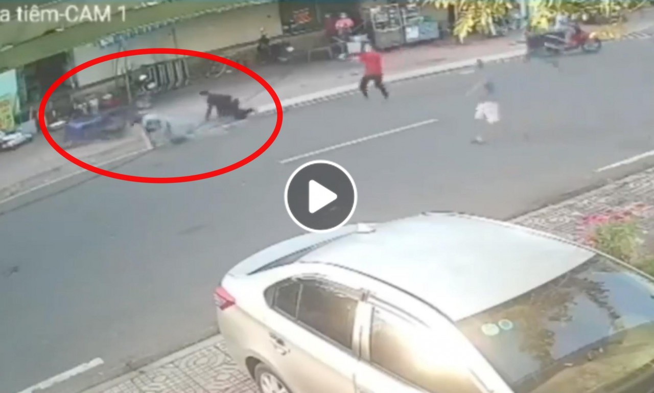 Tên trộm ăn chọn cú đạp ngã lăn xuống đường, chạy gấp vì bị người dân truy đuổi Tên trộm ăn chọn cú đạp ngã lăn xuống đường, chạy gấp vì bị người dân truy đuổi