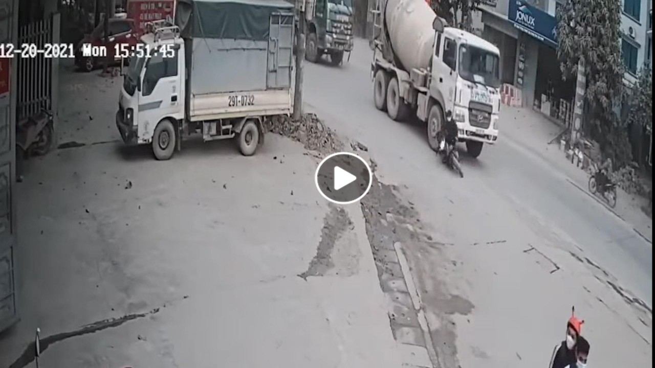 Người đàn ông may mắn thoát chết khi va chạm với xe trộn bê tông Người đàn ông may mắn thoát chết khi va chạm với xe trộn bê tông