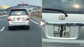 Tài xế dán băng keo kín biển số để 