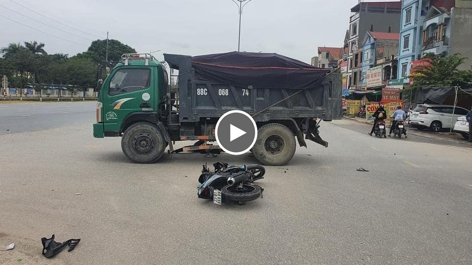 Thanh niên đi Exciter phóng nhanh tông thẳng xe ben Thanh niên đi Exciter phóng nhanh tông thẳng xe ben