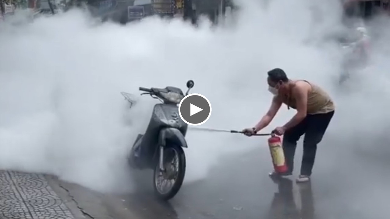 Năng lượng tích cực: Người dân hô hoán, chữa cháy cho chiếc xe của người phụ nữ Năng lượng tích cực: Người dân hô hoán, chữa cháy cho chiếc xe của người phụ nữ