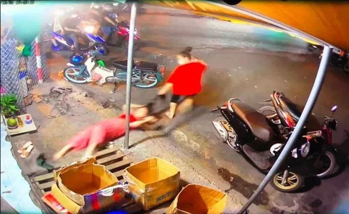 Nhóm giang hồ đánh đập dã man 1 phụ nữ bán trái cây Nhóm giang hồ đánh đập dã man 1 phụ nữ bán trái cây
