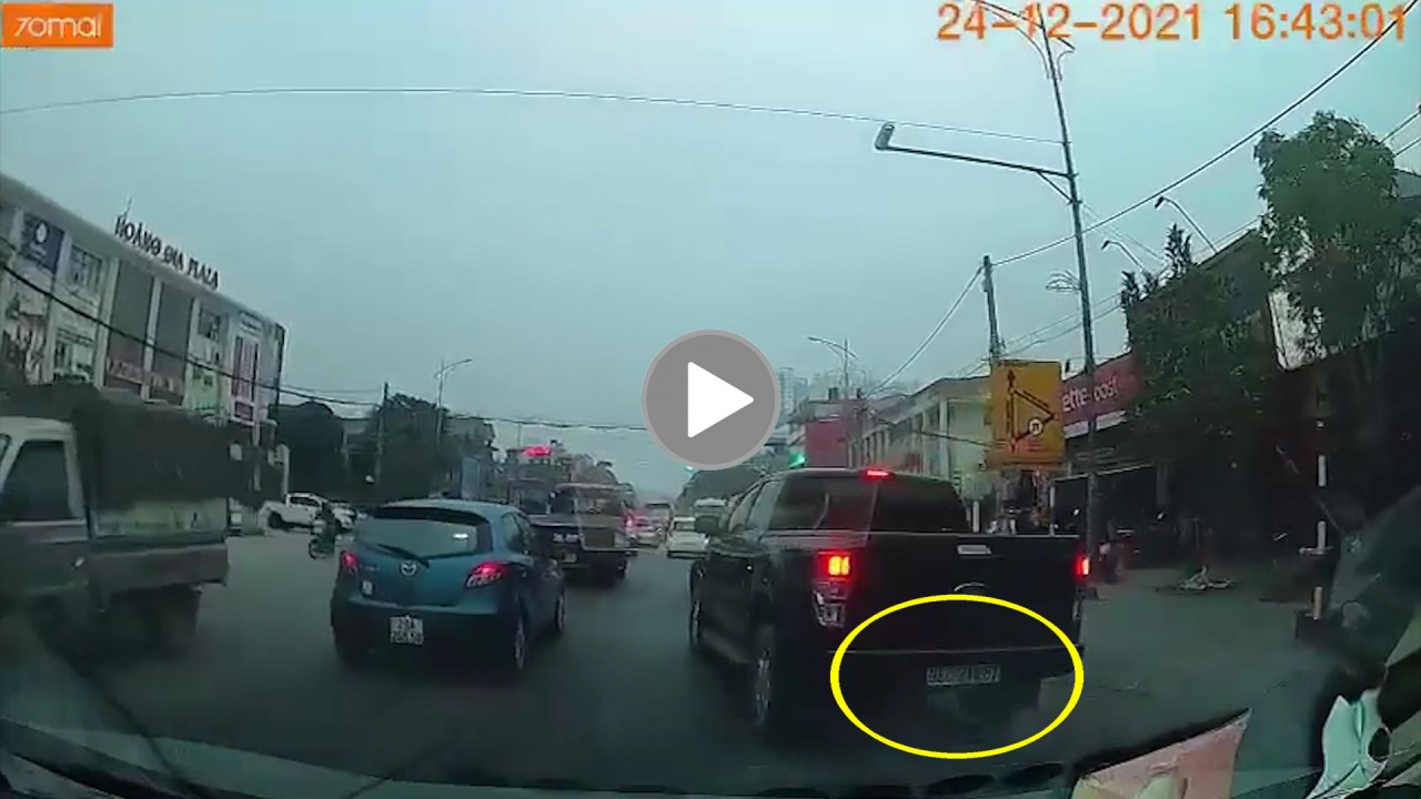 Kèn cựa nhau trên đường, tài xế bán tải đâm xe khác rồi vượt đèn đỏ bỏ chạy Kèn cựa nhau trên đường, tài xế bán tải đâm xe khác rồi vượt đèn đỏ bỏ chạy