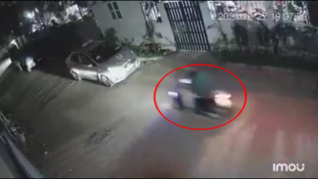 Vừa bấm điện thoại vừa lái xe, người phụ nữ tông trúng chiếc taxi đang dừng đỗ Vừa bấm điện thoại vừa lái xe, người phụ nữ tông trúng chiếc taxi đang dừng đỗ