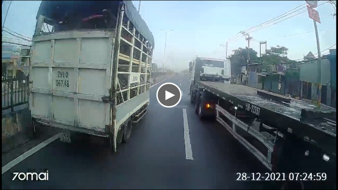Ba xe ô tô suýt đâm nhau vì container nhập làn 'vội' Ba xe ô tô suýt đâm nhau vì container nhập làn 'vội'