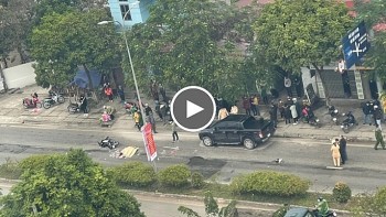 Tài xế xe tải mở cửa xe không quan sát khiến nữ sinh 