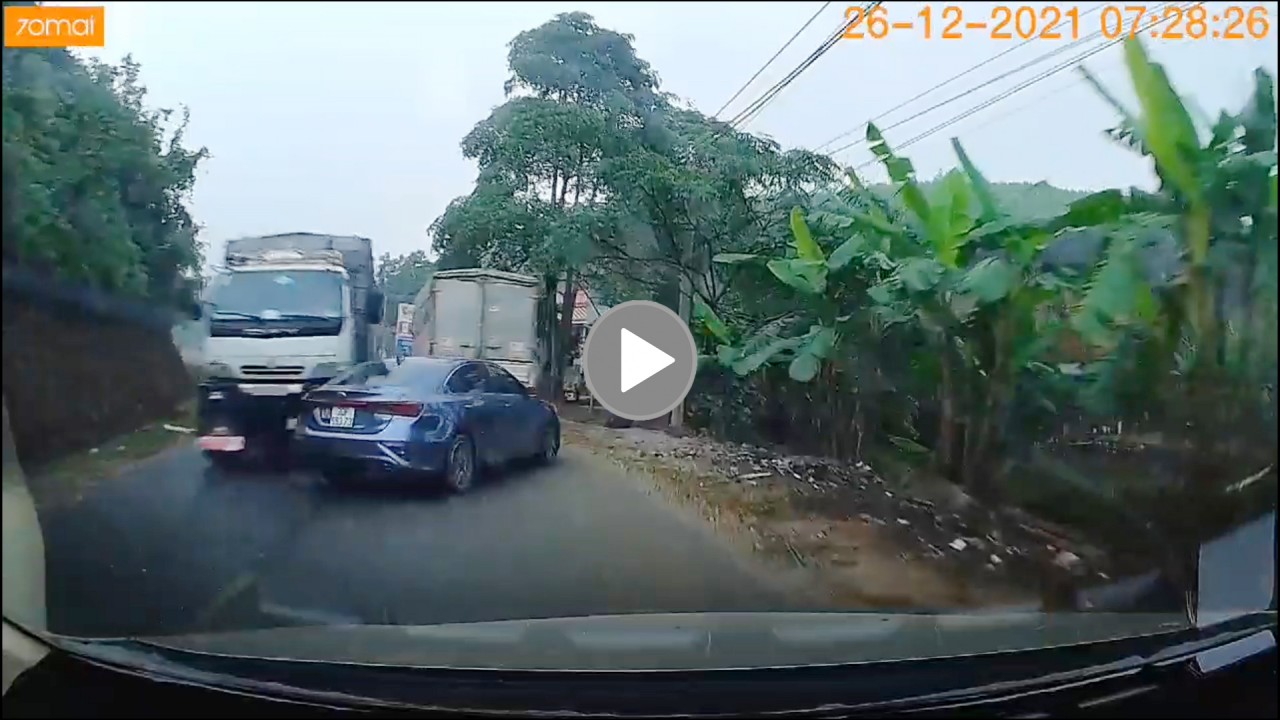 Vượt ẩu thiếu quan sát, tài xế gây 'họa' cho xe tải Vượt ẩu thiếu quan sát, tài xế gây 'họa' cho xe tải