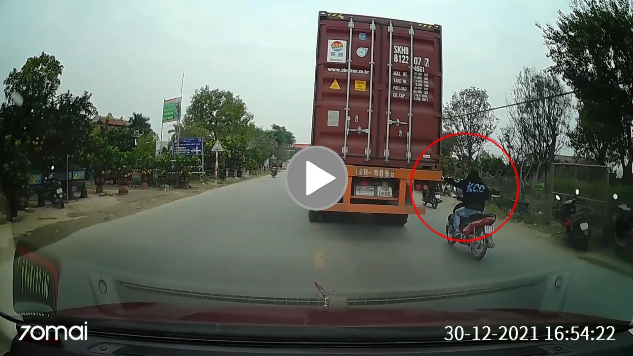 Thanh niên đi xe máy thản nhiên bám tay vào container để “đi nhờ” Thanh niên đi xe máy thản nhiên bám tay vào container để “đi nhờ”