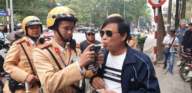 Uống 2 chén rượu, đi xe máy bị phạt 7 triệu đồng, thu bằng 2 năm uong 2 chen ruou nguoi dan ong di xe may bi phat 7 trieu dong giu bang lai xe gan 2 nam