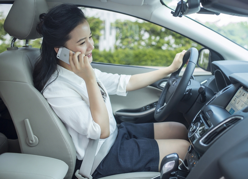 Dùng điện thoại khi lái xe bị phạt tiền tới 2 triệu đồng tu 112020 su dung dien thoai khi lai xe bi phat tien toi 2 trieu dong