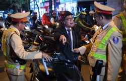 csgt ha noi khong co chuyen an hoa qua ma len duoc nong do con