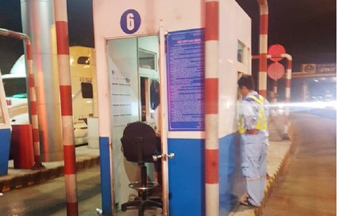o to 7 cho phong xe gio dam vao tram thu phi khien dau xe suyt che doi