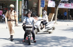 uy ban atgt quoc gia de nghi cong an hai duong xu ly nghiem nhom thanh nien chan xe cho tan binh