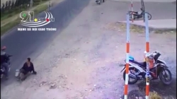 video nu nhan vien xinh dep linh tron cu tat troi giang cua nam khach hang trong shop dien thoai
