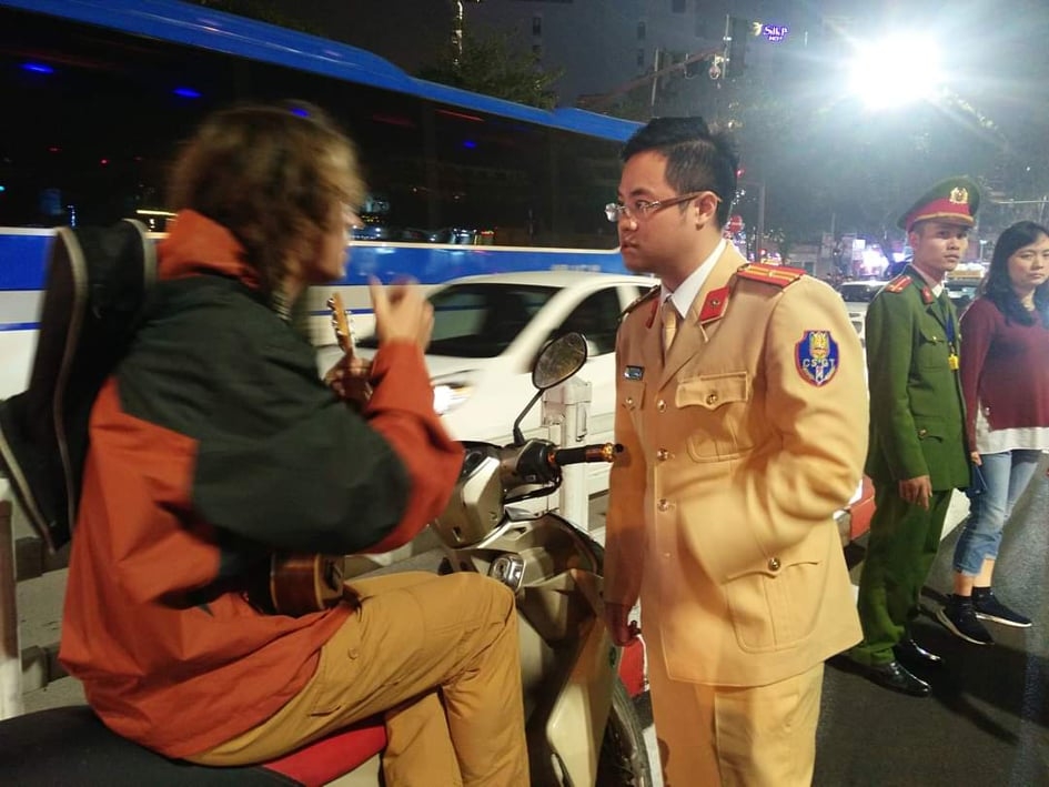 Video: CSGT Hà Nội dùng tiếng Anh, giải thích vi phạm cho du khách nước ngoài video csgt ha noi dung tieng anh giai thich vi pham cho du khach nuoc ngoai
