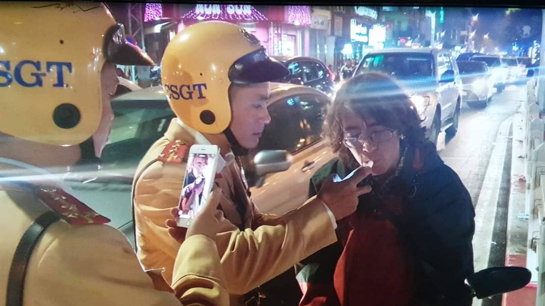 Video: CSGT Hà Nội dùng tiếng Anh, giải thích vi phạm cho du khách nước ngoài video csgt ha noi dung tieng anh giai thich vi pham cho du khach nuoc ngoai