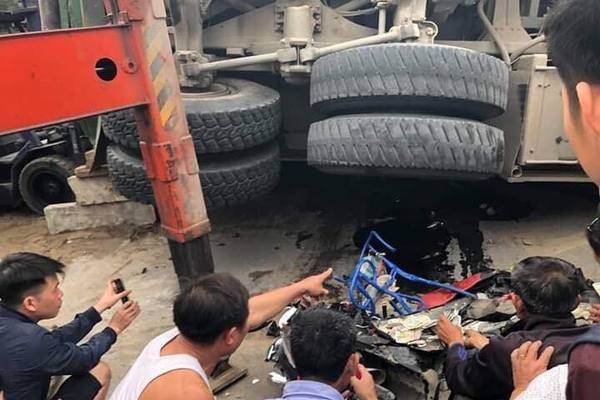 Hưng Yên: Lật xe chở cát, 3 ông cháu đi xe máy bị đè thương vong hung yen lat xe cho cat 3 ong chau di xe may bi de thuong vong