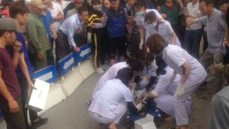 Hưng Yên: Lật xe chở cát, 3 ông cháu đi xe máy bị đè thương vong hung yen lat xe cho cat 3 ong chau di xe may bi de thuong vong