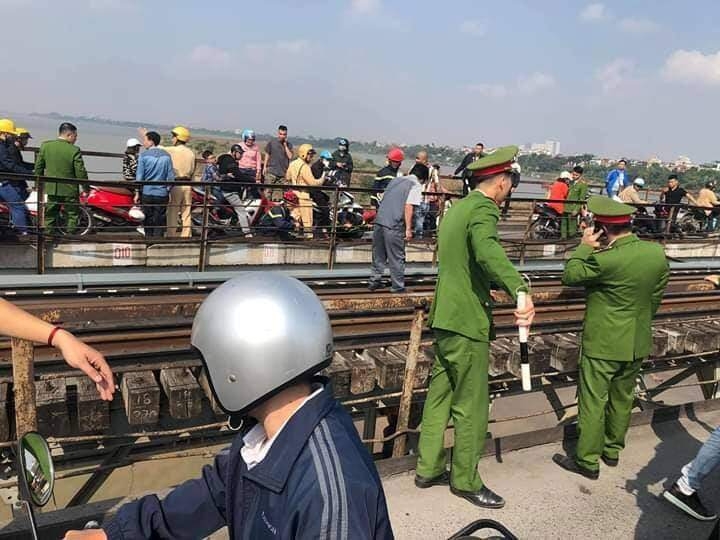 Buồn chuyện gia đình, cha ôm con 7 tháng tuổi ra cầu Long Biên định tự vẫn buon chuyen gia dinh cha om con 7 thang tuoi ra cau long bien dinh tu van