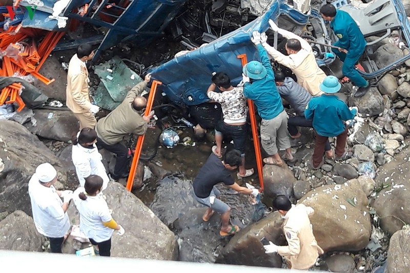 Va chạm với xe máy, xe tải lao xuống vực khiến 3 người tử vong va cham voi xe may xe tai lao xuong vuc khien 3 nguoi tu vong