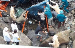 video o to phanh chay lop tranh xe may sang duong au