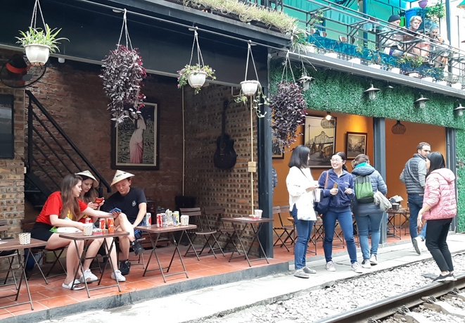Cà phê đường tàu nhộn nhịp bất chấp lệnh cấm ca phe duong tau nhon nhip bat chap lenh cam