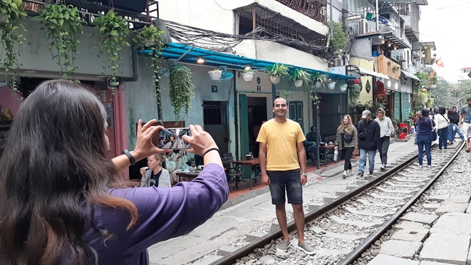 Cà phê đường tàu nhộn nhịp bất chấp lệnh cấm ca phe duong tau nhon nhip bat chap lenh cam