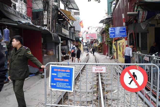 Cà phê đường tàu nhộn nhịp bất chấp lệnh cấm ca phe duong tau nhon nhip bat chap lenh cam
