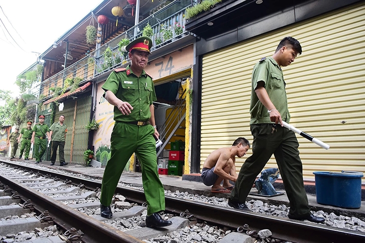 Cà phê đường tàu nhộn nhịp bất chấp lệnh cấm ca phe duong tau nhon nhip bat chap lenh cam