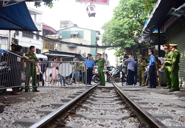Cà phê đường tàu nhộn nhịp bất chấp lệnh cấm ca phe duong tau nhon nhip bat chap lenh cam