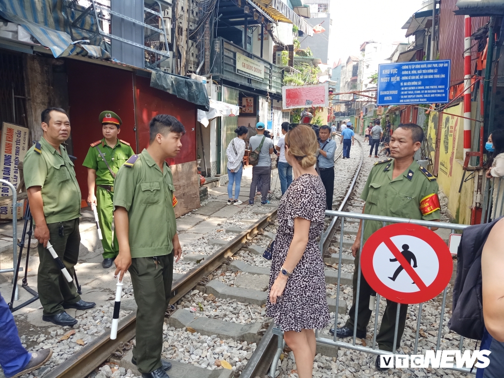 Cà phê đường tàu nhộn nhịp bất chấp lệnh cấm ca phe duong tau nhon nhip bat chap lenh cam
