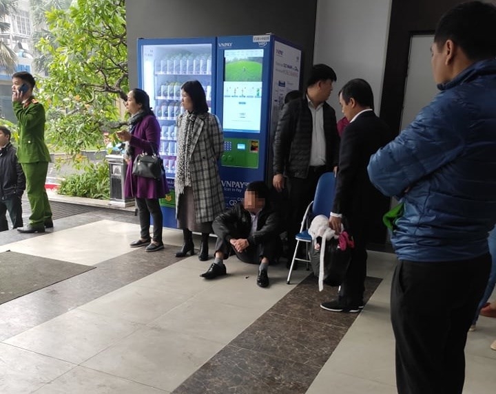 Vụ bé gái rơi từ tầng 25 chung cư Star Tower xuống đất tử vong: Gia đình chưa kịp làm rào chắn vu be gai roi tu tang 25 chung cu star tower xuong dat tu vong gia dinh chua kip lam rao chan