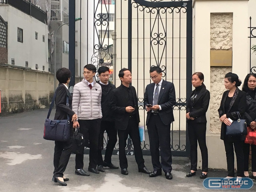 Bé trai tử vong trên xe đưa đón của trường Gateway: Những hình ảnh đầu tiên phiên xử sơ thẩm be trai tu vong tai truong gateway nhung hinh anh dau tien phien xu so tham