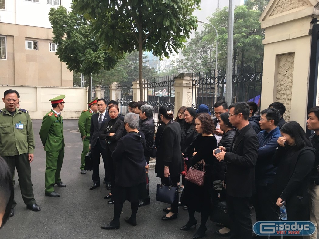Bé trai tử vong trên xe đưa đón của trường Gateway: Những hình ảnh đầu tiên phiên xử sơ thẩm be trai tu vong tai truong gateway nhung hinh anh dau tien phien xu so tham