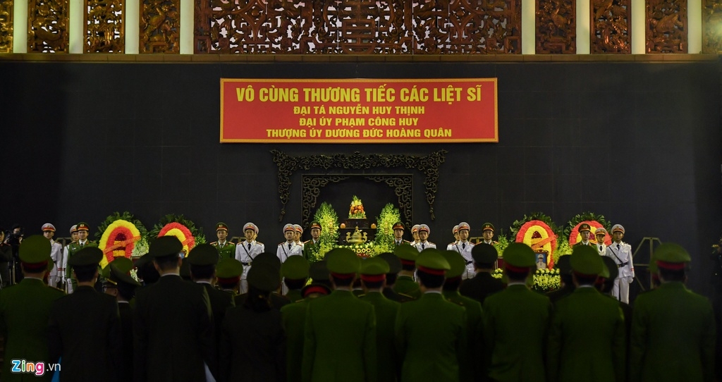 Thủ tướng Nguyễn Xuân Phúc tới viếng 3 chiến sĩ hy sinh ở Đồng Tâm thu tuong nguyen xuan phuc toi du le tang 3 chien si hi sinh o dong tam
