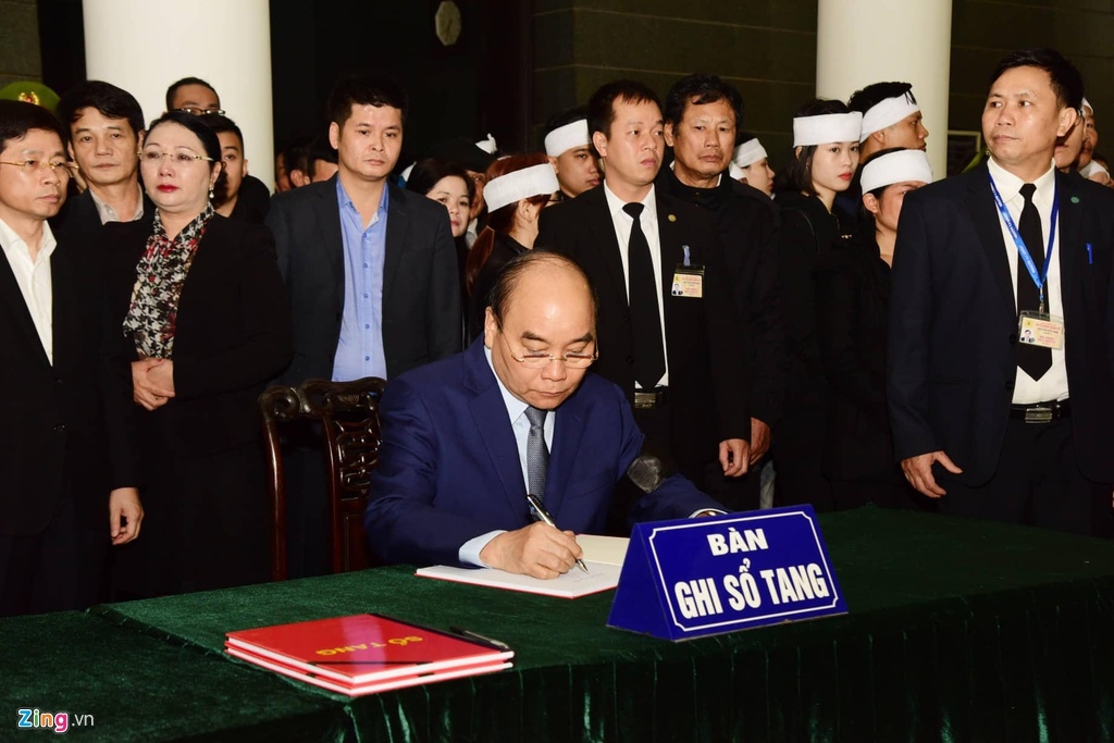 Thủ tướng Nguyễn Xuân Phúc tới viếng 3 chiến sĩ hy sinh ở Đồng Tâm thu tuong nguyen xuan phuc toi du le tang 3 chien si hi sinh o dong tam