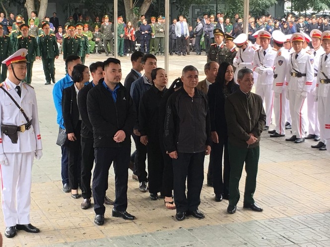 Thủ tướng Nguyễn Xuân Phúc tới viếng 3 chiến sĩ hy sinh ở Đồng Tâm thu tuong nguyen xuan phuc toi du le tang 3 chien si hi sinh o dong tam