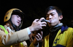 video o to phanh chay lop tranh xe may sang duong au