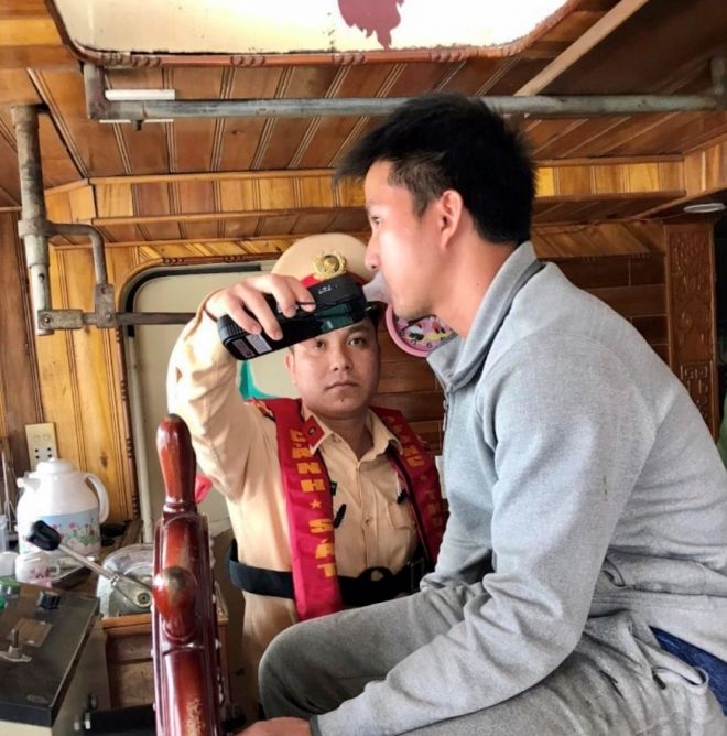 Bắc Ninh: Hai thuyền trưởng bị xử phạt 1,5 triệu đồng vi phạm nồng độ cồn bac ninh hai thuyen truong bi xu phat 15 trieu dong vi pham nong do con