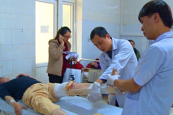 Bị kiểm tra, nam thanh niên rồ ga lao thẳng vào CSGT bi kiem tra nam thanh nien ro ga lao thang vao csgt
