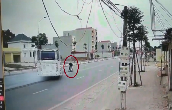 video xe 7 cho lao voi sang duong khien container phanh chay lop va cai ket dang