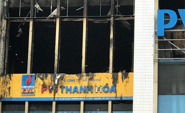 hien truong do nat sau vu chay toa nha dau khi khien 15 nguoi thuong vong