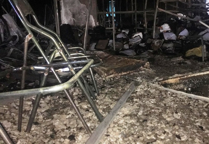 hien truong do nat sau vu chay toa nha dau khi khien 15 nguoi thuong vong
