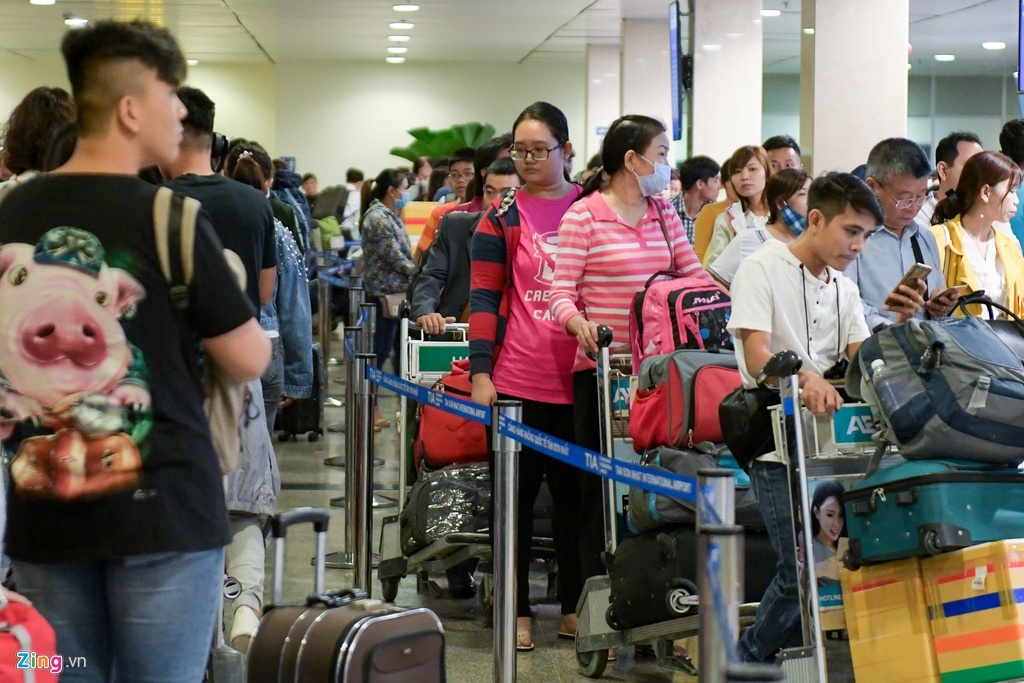 Người già, trẻ em mệt mỏi vạ vật ở sân bay Tân Sơn Nhất chờ được về quê đón Tết nguoi gia tre em met moi va vat o san bay tan son nhat cho duoc ve que don tet
