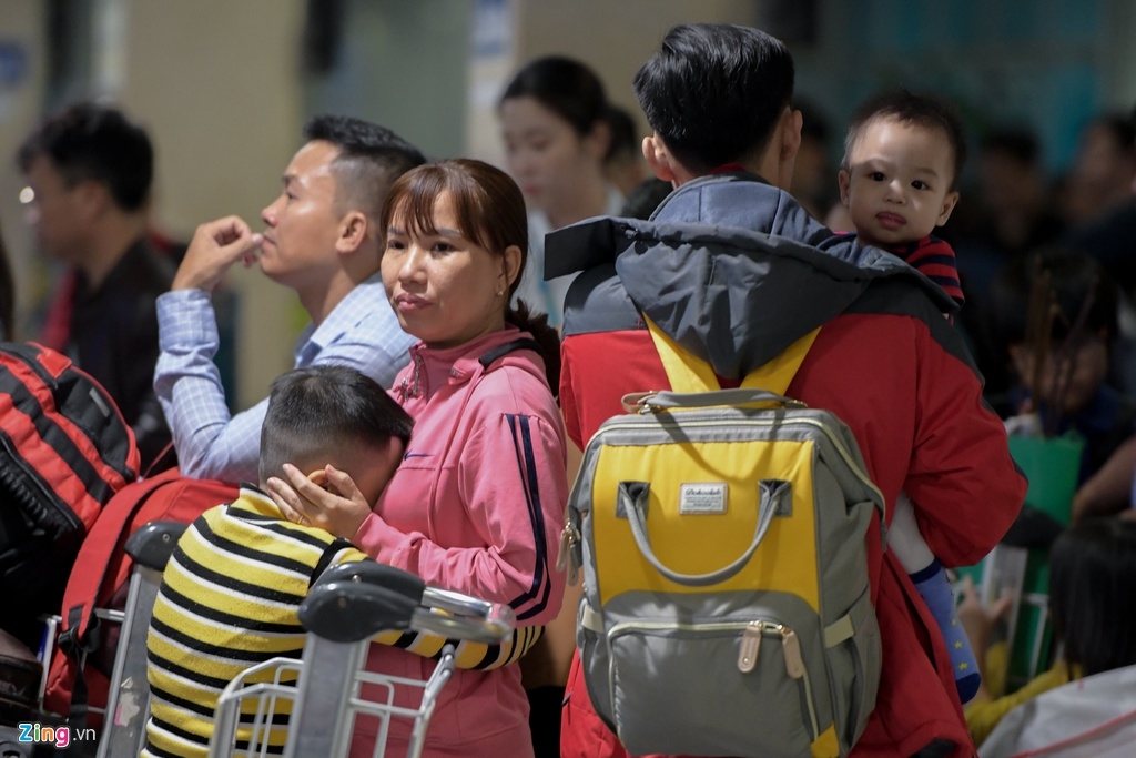 Người già, trẻ em mệt mỏi vạ vật ở sân bay Tân Sơn Nhất chờ được về quê đón Tết nguoi gia tre em met moi va vat o san bay tan son nhat cho duoc ve que don tet
