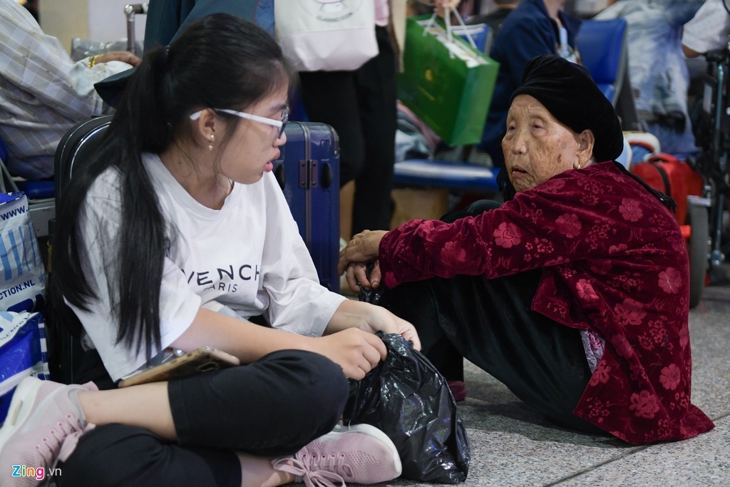 Người già, trẻ em mệt mỏi vạ vật ở sân bay Tân Sơn Nhất chờ được về quê đón Tết nguoi gia tre em met moi va vat o san bay tan son nhat cho duoc ve que don tet