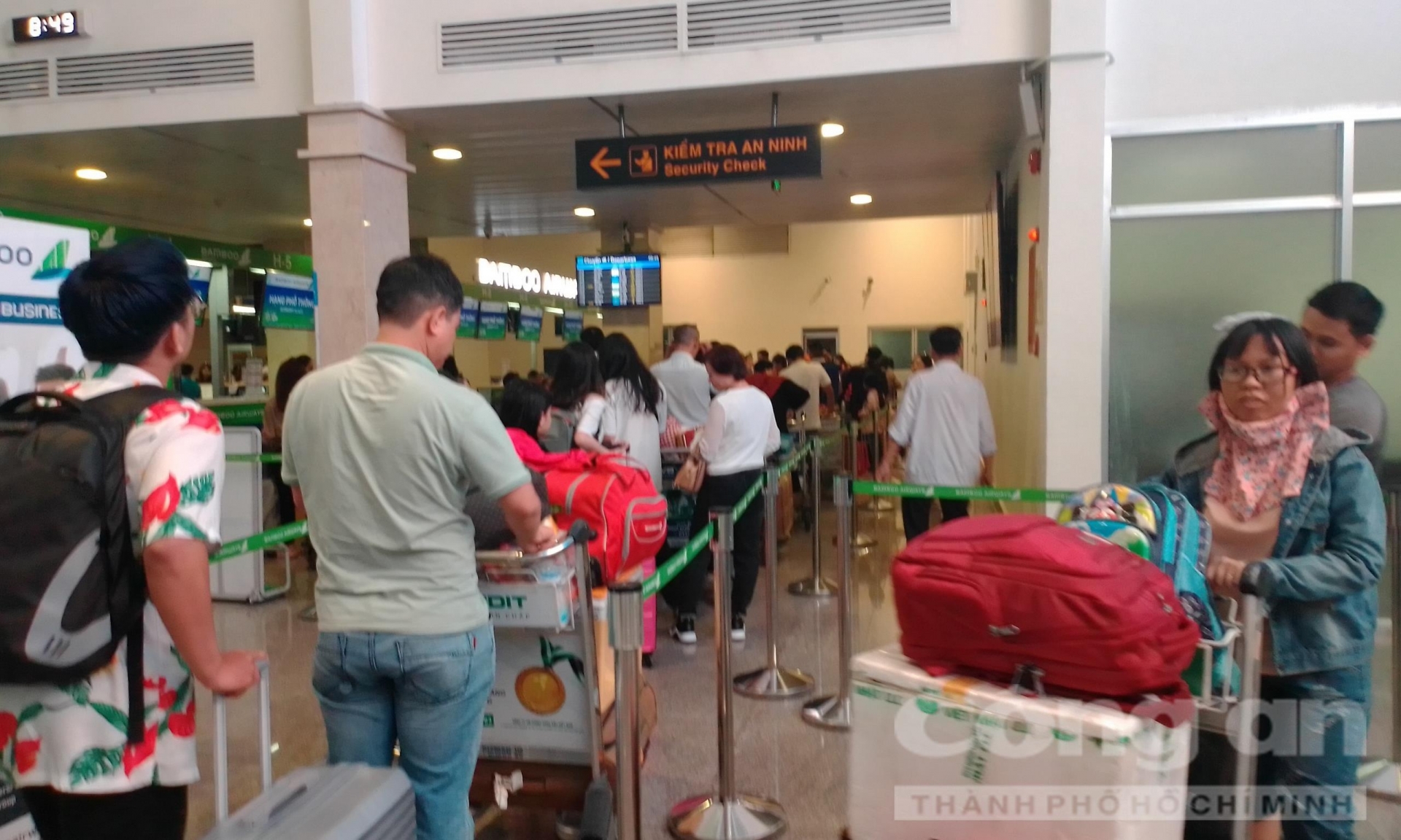 Người già, trẻ em mệt mỏi vạ vật ở sân bay Tân Sơn Nhất chờ được về quê đón Tết nguoi gia tre em met moi va vat o san bay tan son nhat cho duoc ve que don tet